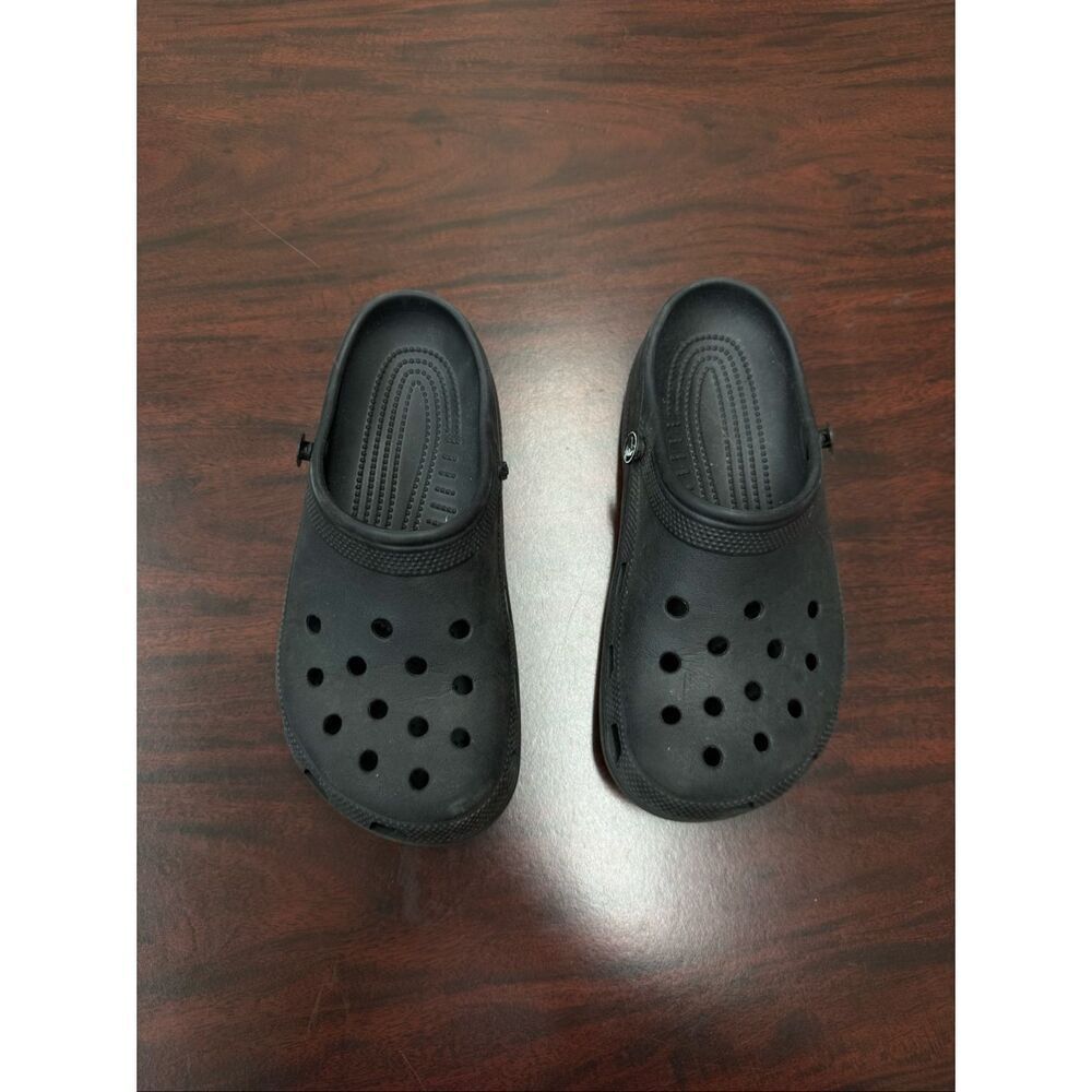 Crocs in Black Size Womens 7- Mens 5